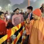 सीएम योगी आदित्यनाथ ने खिचड़ी मेला परिसर का निरीक्षण कर व्यवस्था देखी, बच्चों को पास बुलाकर किया दुलार