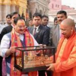 JP Nadda ने CM Yogi के साथ बाबा विश्वनाथ से विजयश्री का लिया आशीर्वाद